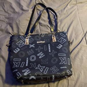 Black tote purse and matching wallet.